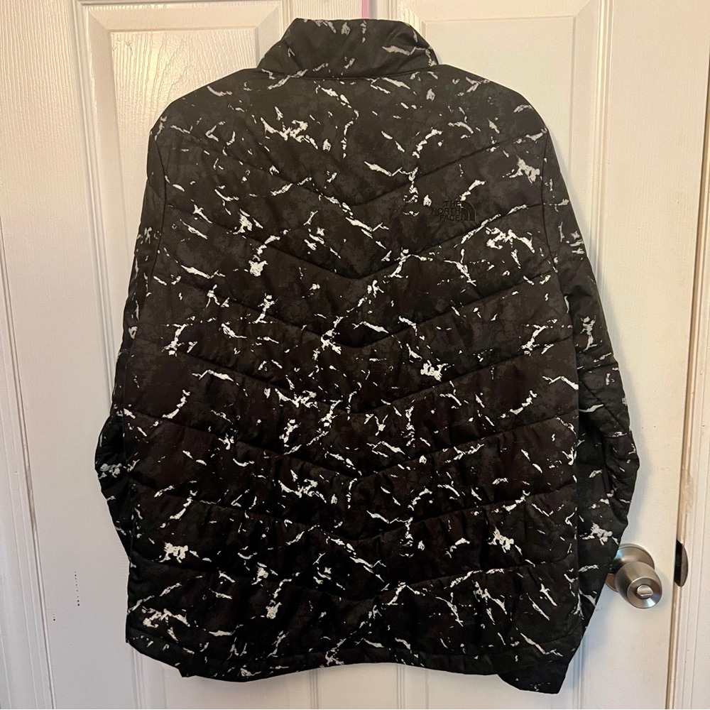 The North Face Women's Black and White Patterned Puffer Jacket - Picture 4 of 10